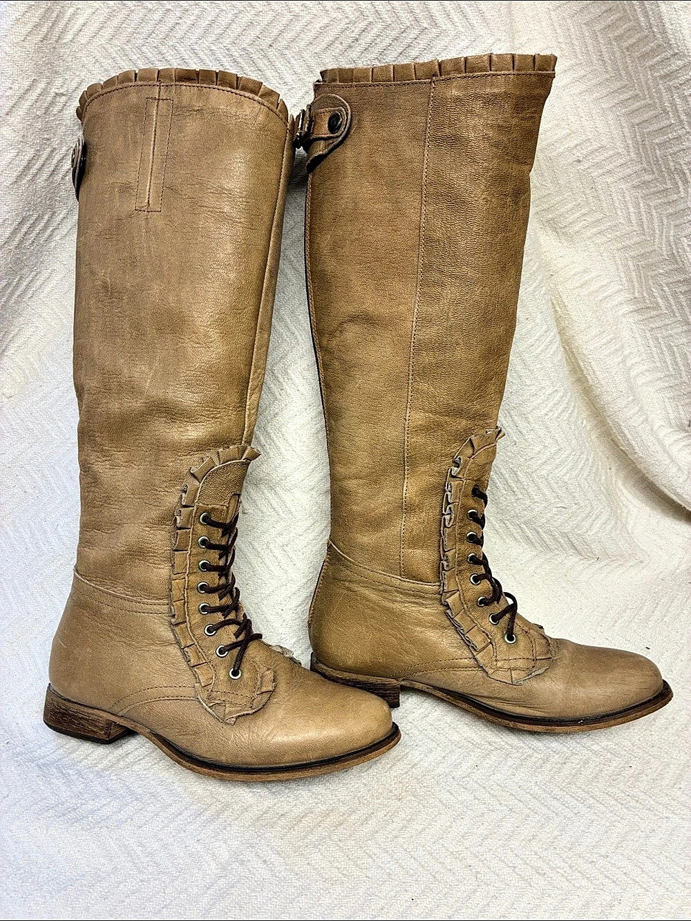 Betsey Johnson Lace-Up the-knee high Boots in light tan Brown US 6.5